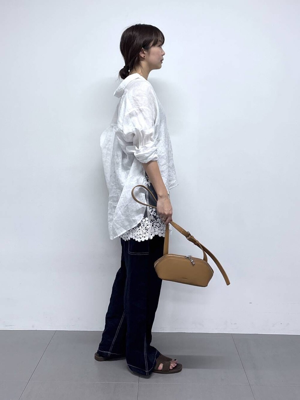 ホワイト系のシャツ/ブラウス、ブルー系のその他パンツ、ブラウン系のショルダーバッグを着用したレディースの春コーディネートの5枚目の写真