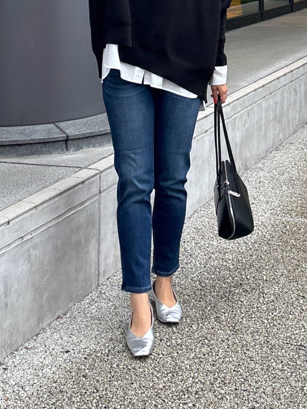 ブラック系のトートバッグ、シルバー系のパンプス、ブラック系のニット/セーターを着用したレディースの秋コーディネートの4枚目の写真