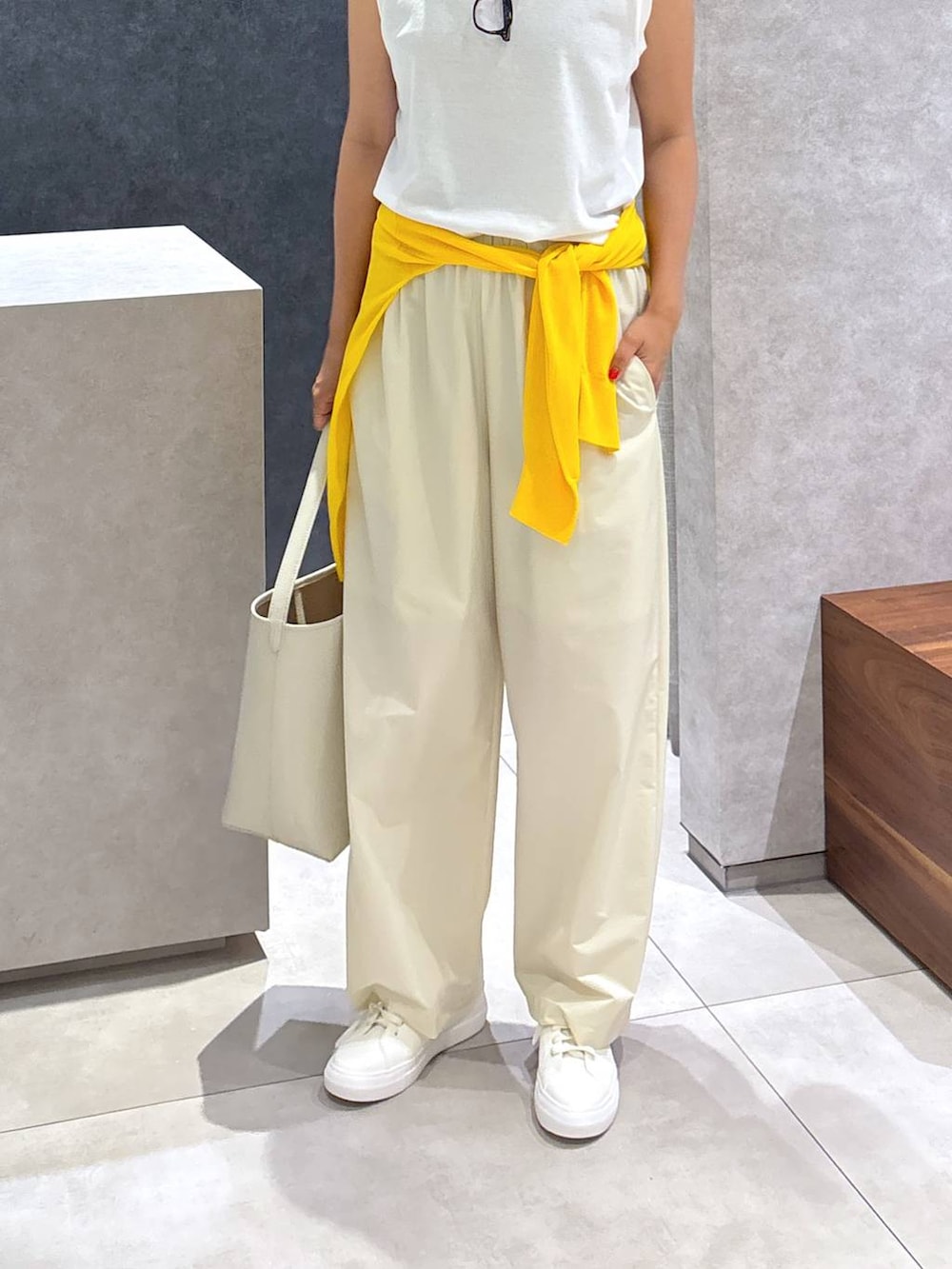 ホワイト系のスニーカー、ホワイト系のその他パンツ、イエロー系のカーディガン/ボレロを着用したレディースの夏コーディネートの4枚目の写真