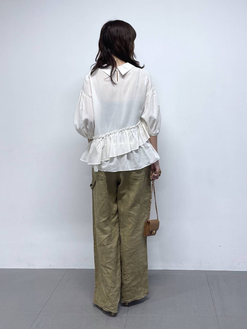 ベージュ系のその他パンツ、ベージュ系のパンプス、ベージュ系のショルダーバッグを着用したレディースの春コーディネートの5枚目の写真