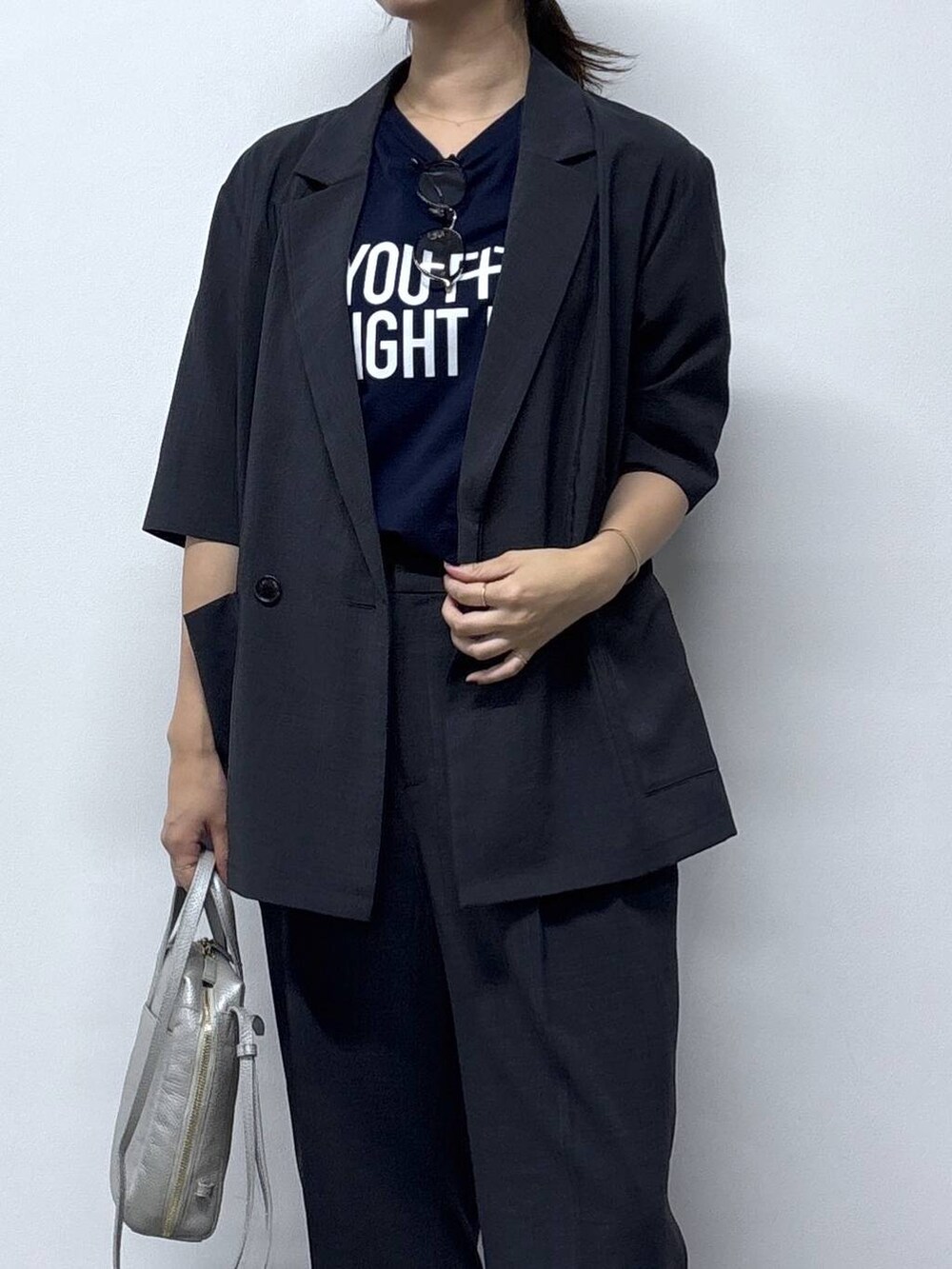 シルバー系のショルダーバッグ、グレー系のサンダル、ブルー系のTシャツ/カットソーを着用したレディースの春コーディネートの2枚目の写真
