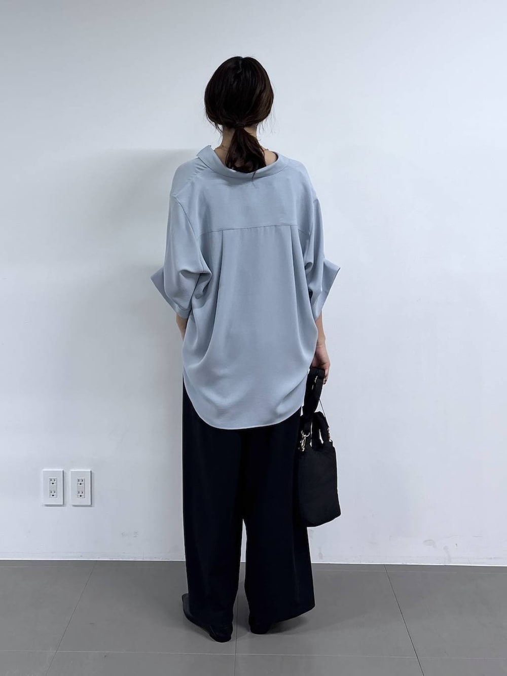 ブルー系のシャツ/ブラウス、ブラック系のその他パンツを着用したレディースの春コーディネートの4枚目の写真