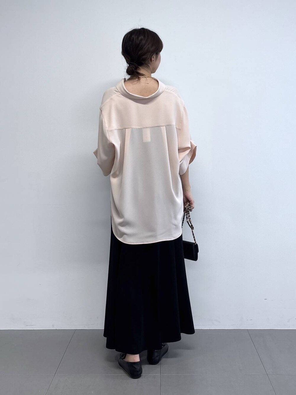 ピンク系のシャツ/ブラウス、ブラック系のローファー、ブラック系のショルダーバッグを着用したレディースの春コーディネートの4枚目の写真