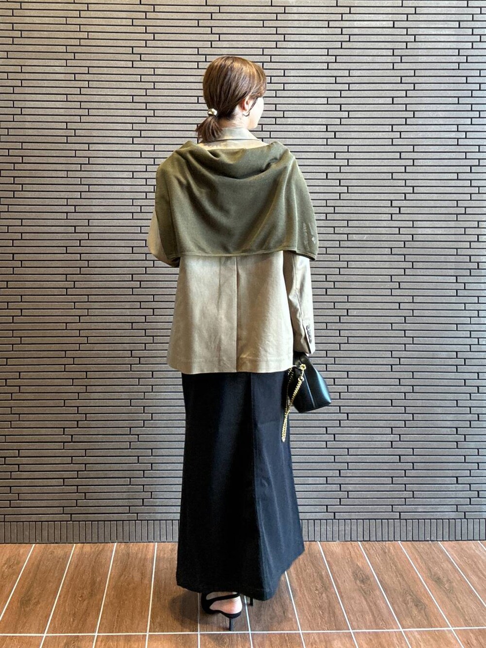 ブラック系のショルダーバッグ、ホワイト系のTシャツ/カットソー、ブラック系のスカートを着用したレディースの夏コーディネートの5枚目の写真