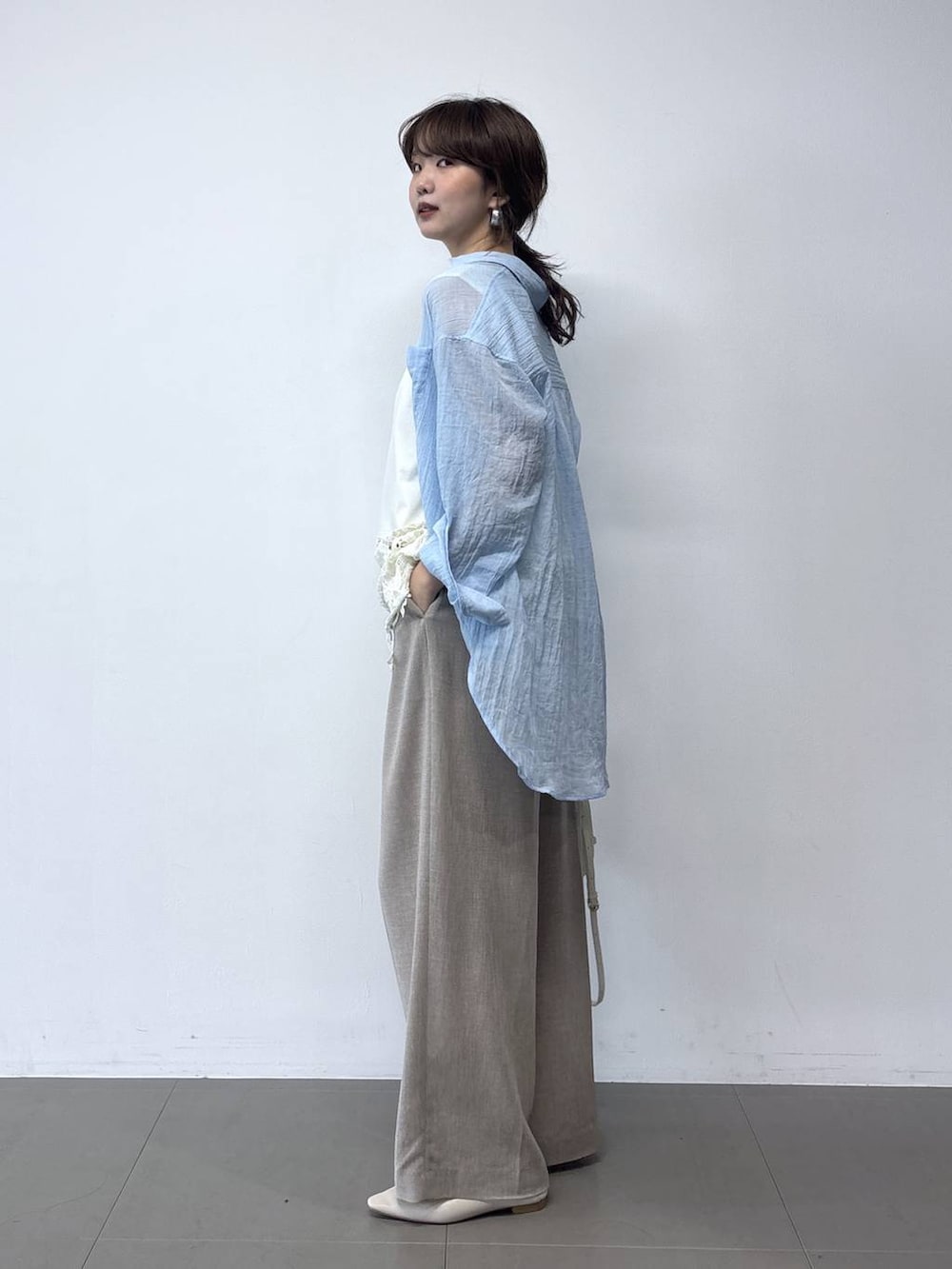ホワイト系のショルダーバッグ、ホワイト系のパンプス、ベージュ系のその他パンツを着用したレディースの春コーディネートの2枚目の写真