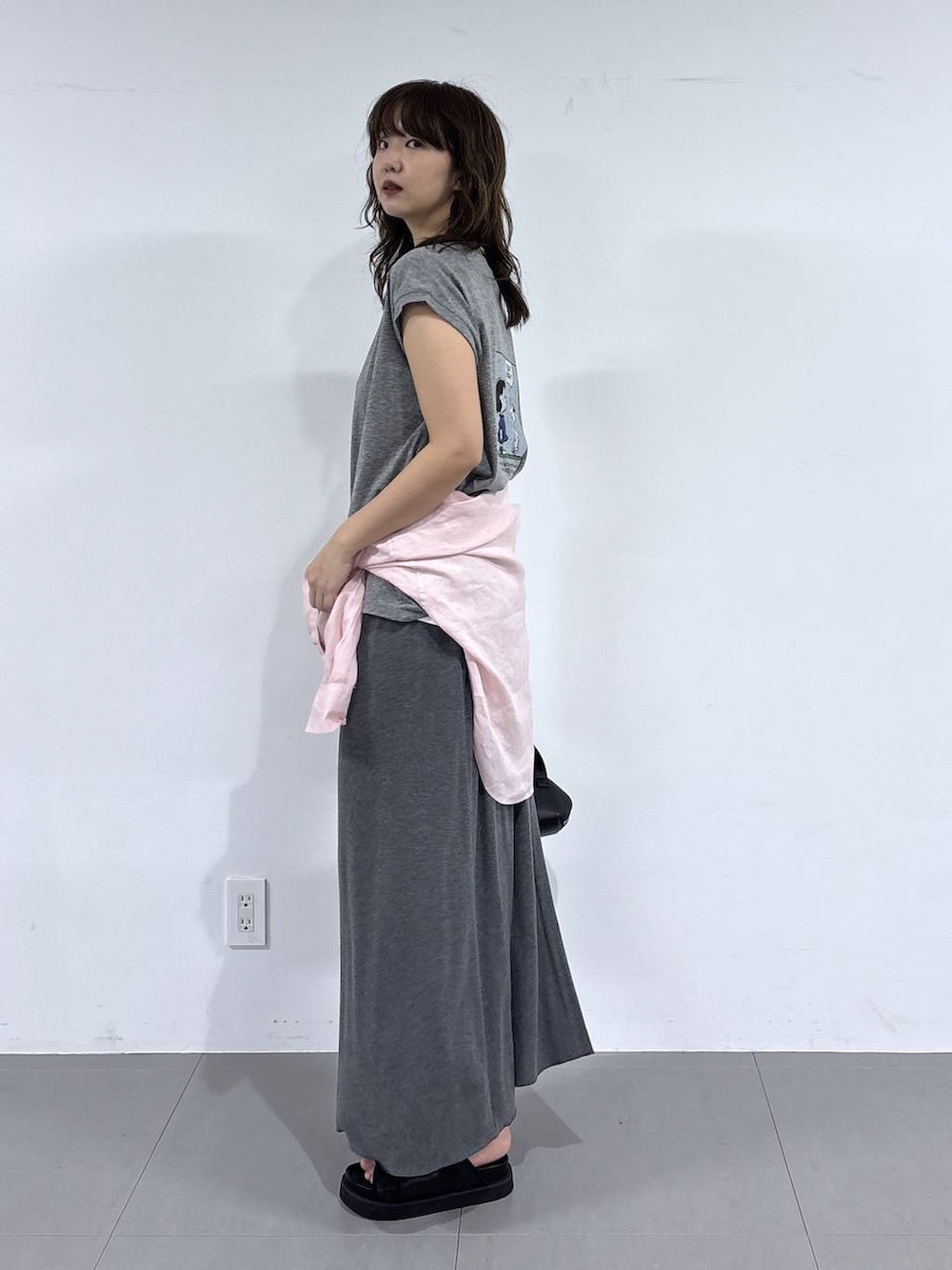 ブラック系のショルダーバッグ、ピンク系のシャツ/ブラウス、ブラック系のサンダルを着用したレディースの春コーディネートの3枚目の写真