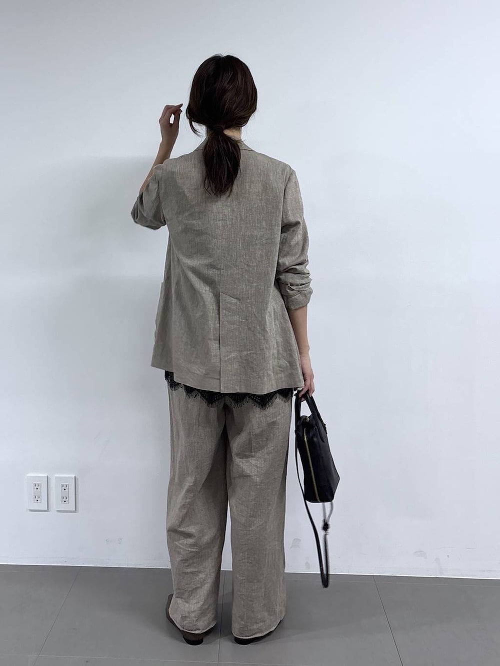 ベージュ系のその他パンツ、ベージュ系のテーラードジャケット、ブラック系のショルダーバッグを着用したレディースの春コーディネートの4枚目の写真