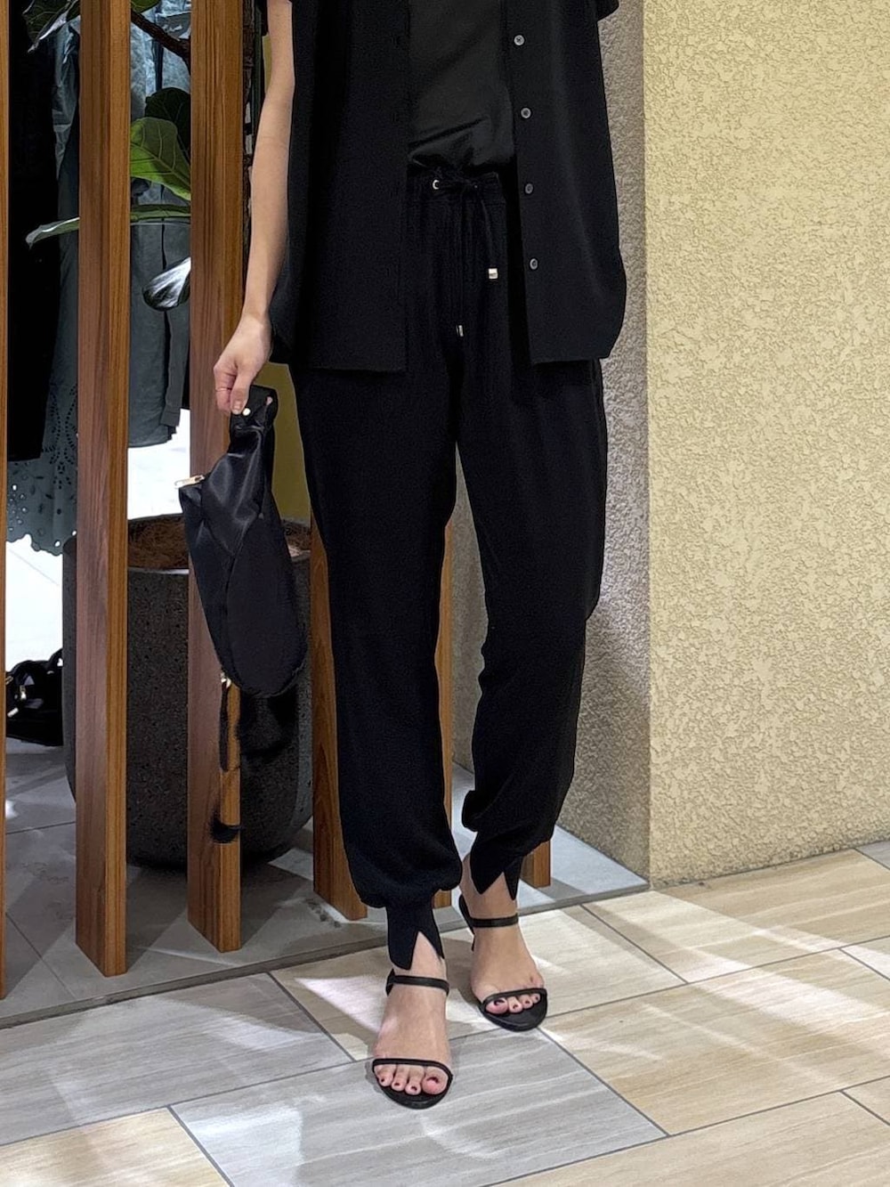 ホワイト系のシャツ/ブラウス、ブラック系のボディバッグ/ウエストポーチ、ブラック系のその他パンツを着用したレディースの春コーディネートの4枚目の写真