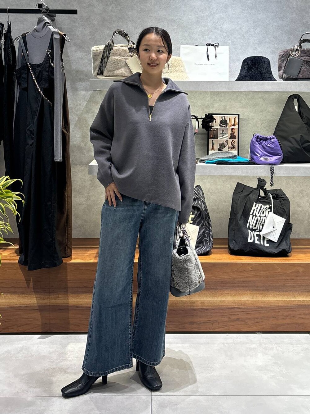 ブラック系のバックパック/リュック、ブラック系のブルゾン、ブルー系のデニムパンツを着用したレディースの冬コーディネートの2枚目の写真