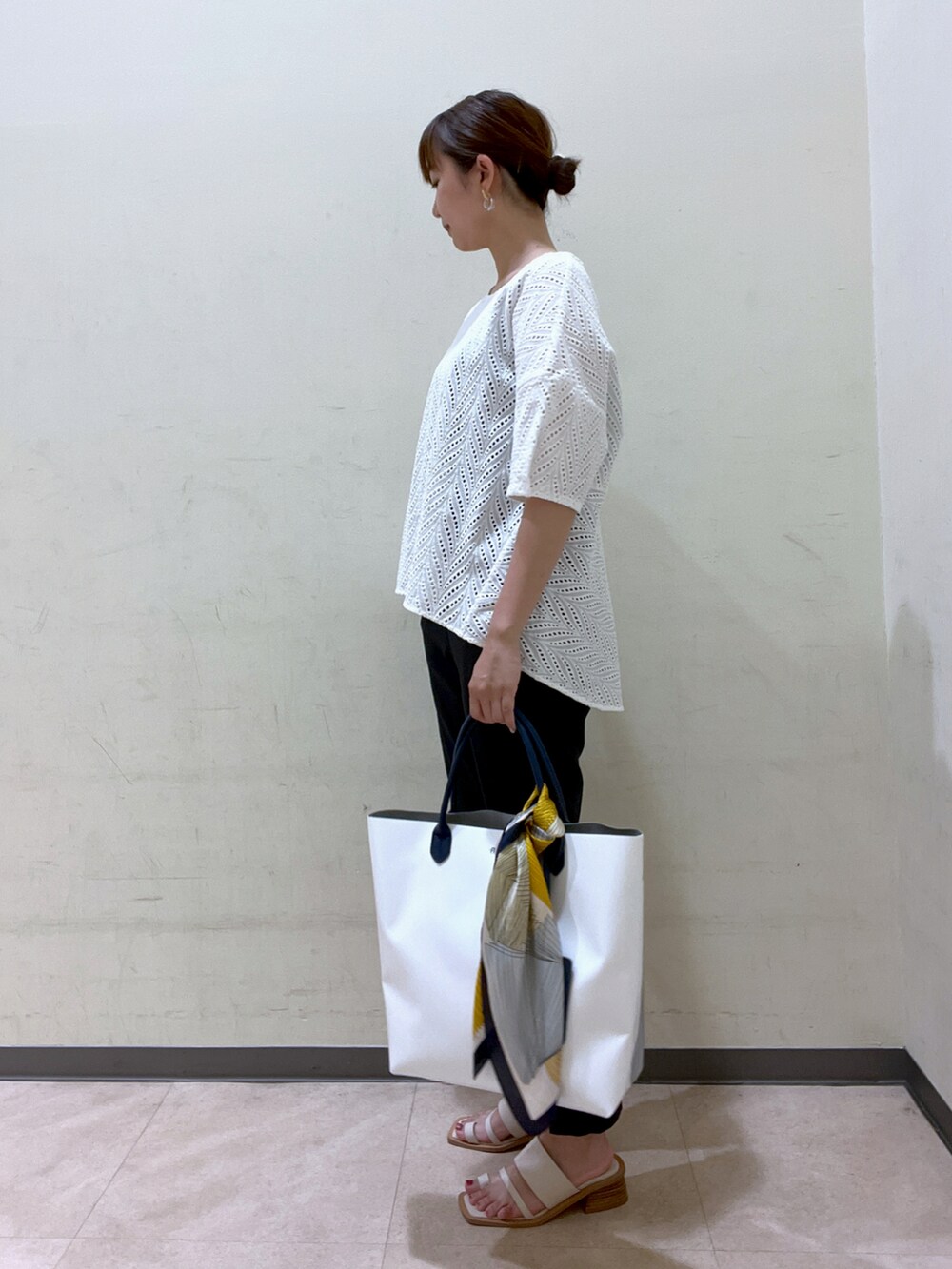 ホワイト系のシャツ/ブラウス、ホワイト系のトートバッグ、ブラック系のその他パンツを着用したレディースの夏コーディネートの2枚目の写真