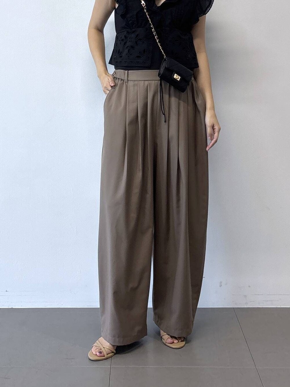 ベージュ系のその他パンツを着用したレディースの冬コーディネートの4枚目の写真