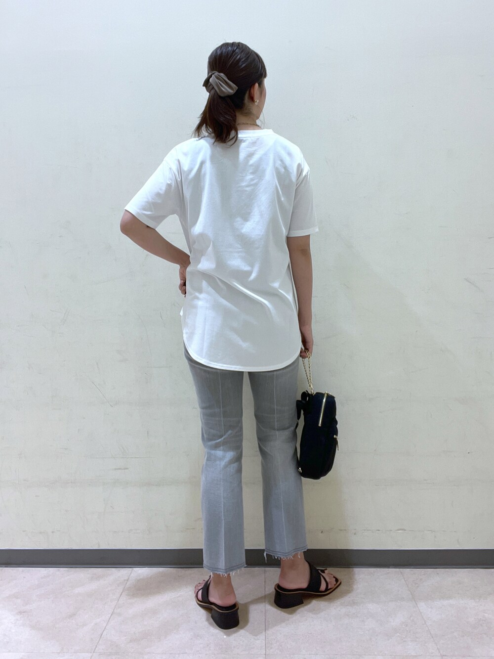 ブルー系のTシャツ/カットソー、ブラック系のボディバッグ/ウエストポーチ、イエロー系のサンダルを着用したレディースの夏コーディネートの4枚目の写真