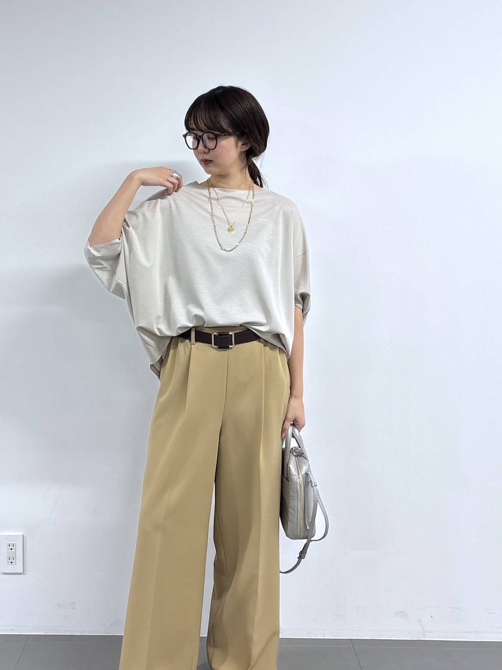 グレー系のTシャツ/カットソー、シルバー系のショルダーバッグ、イエロー系のその他パンツを着用したレディースの春コーディネートの2枚目の写真