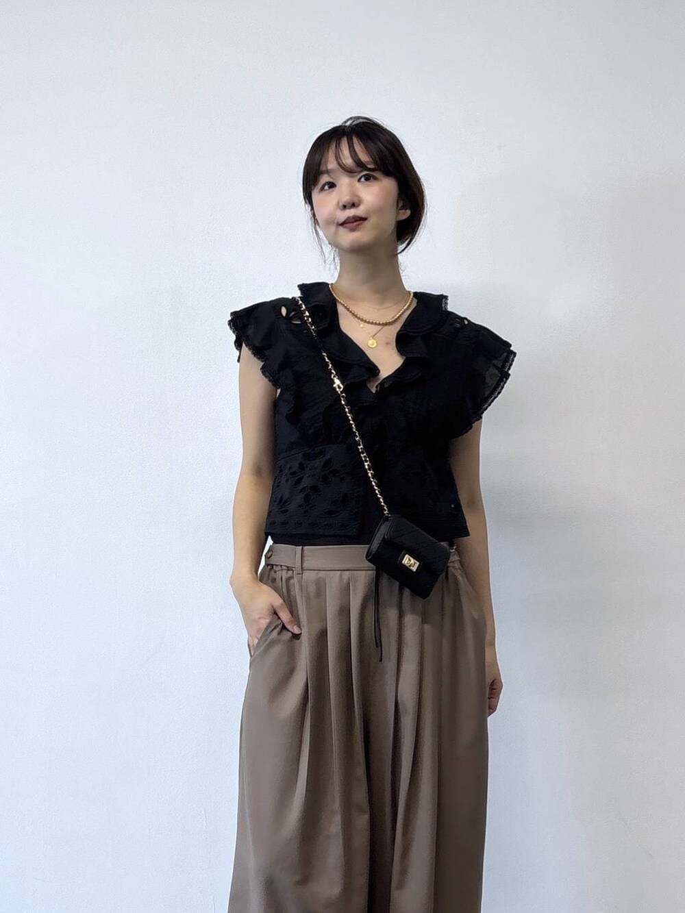 ベージュ系のその他パンツを着用したレディースの冬コーディネートの2枚目の写真