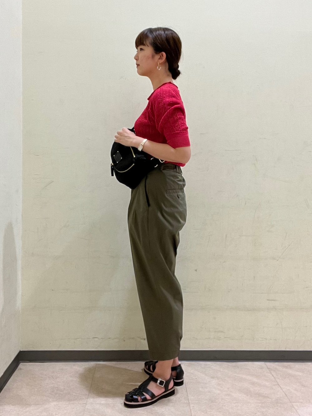 グリーン系のその他パンツ、ブラック系のサンダル、ブラック系のショルダーバッグを着用したレディースの夏コーディネートの2枚目の写真