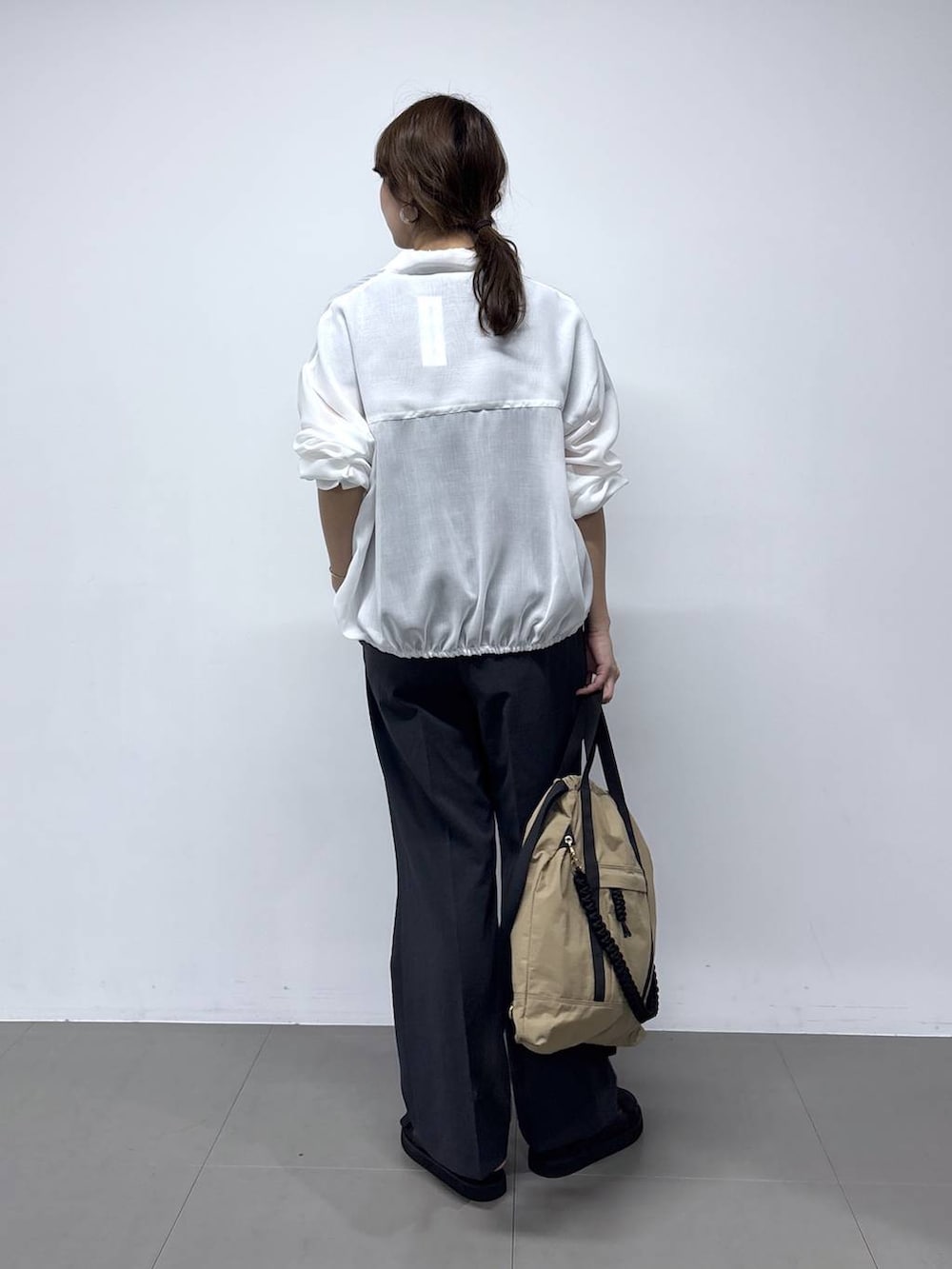 ホワイト系のシャツ/ブラウス、ブルー系のTシャツ/カットソー、グレー系のその他パンツを着用したレディースの夏コーディネートの3枚目の写真