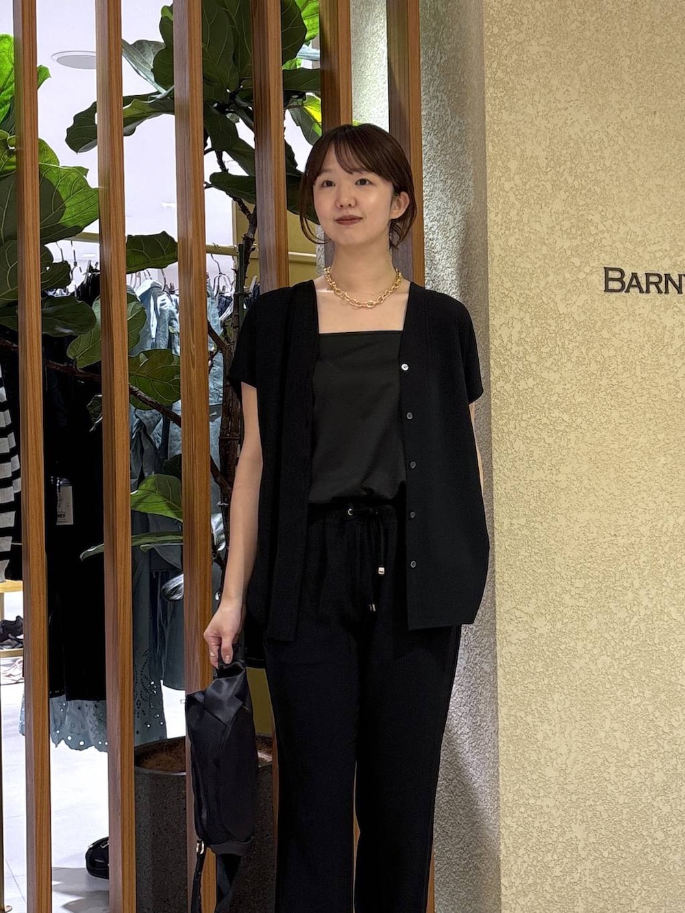 ホワイト系のシャツ/ブラウス、ブラック系のボディバッグ/ウエストポーチ、ブラック系のその他パンツを着用したレディースの春コーディネートの2枚目の写真