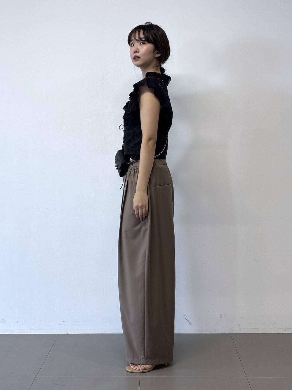 ベージュ系のその他パンツを着用したレディースの冬コーディネートの3枚目の写真