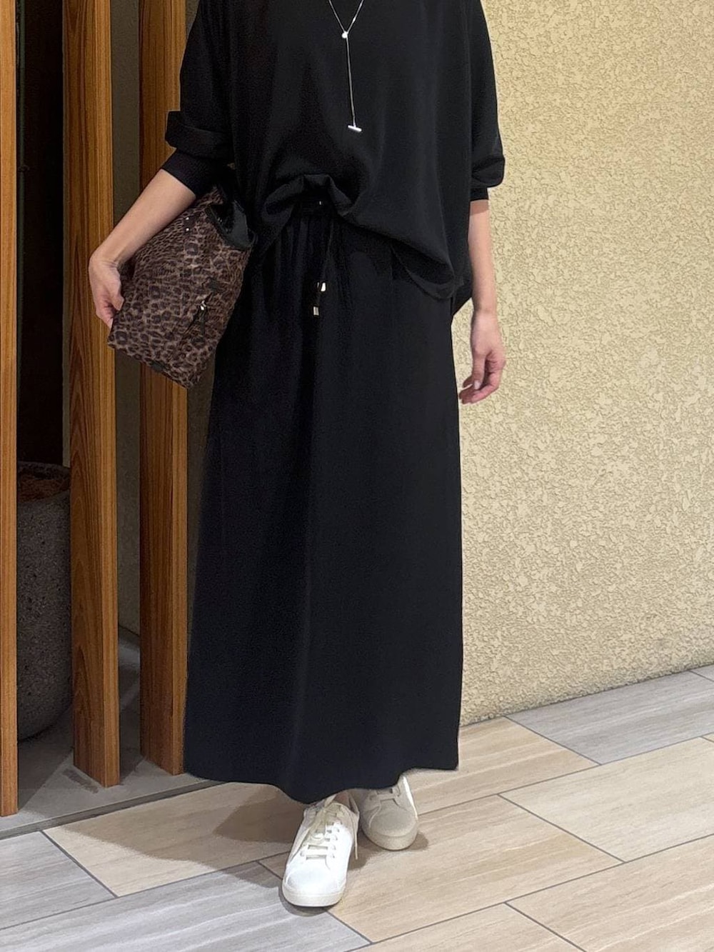 その他のトートバッグ、ブラック系のスカート、ブラック系のTシャツ/カットソーを着用したレディースの冬コーディネートの4枚目の写真