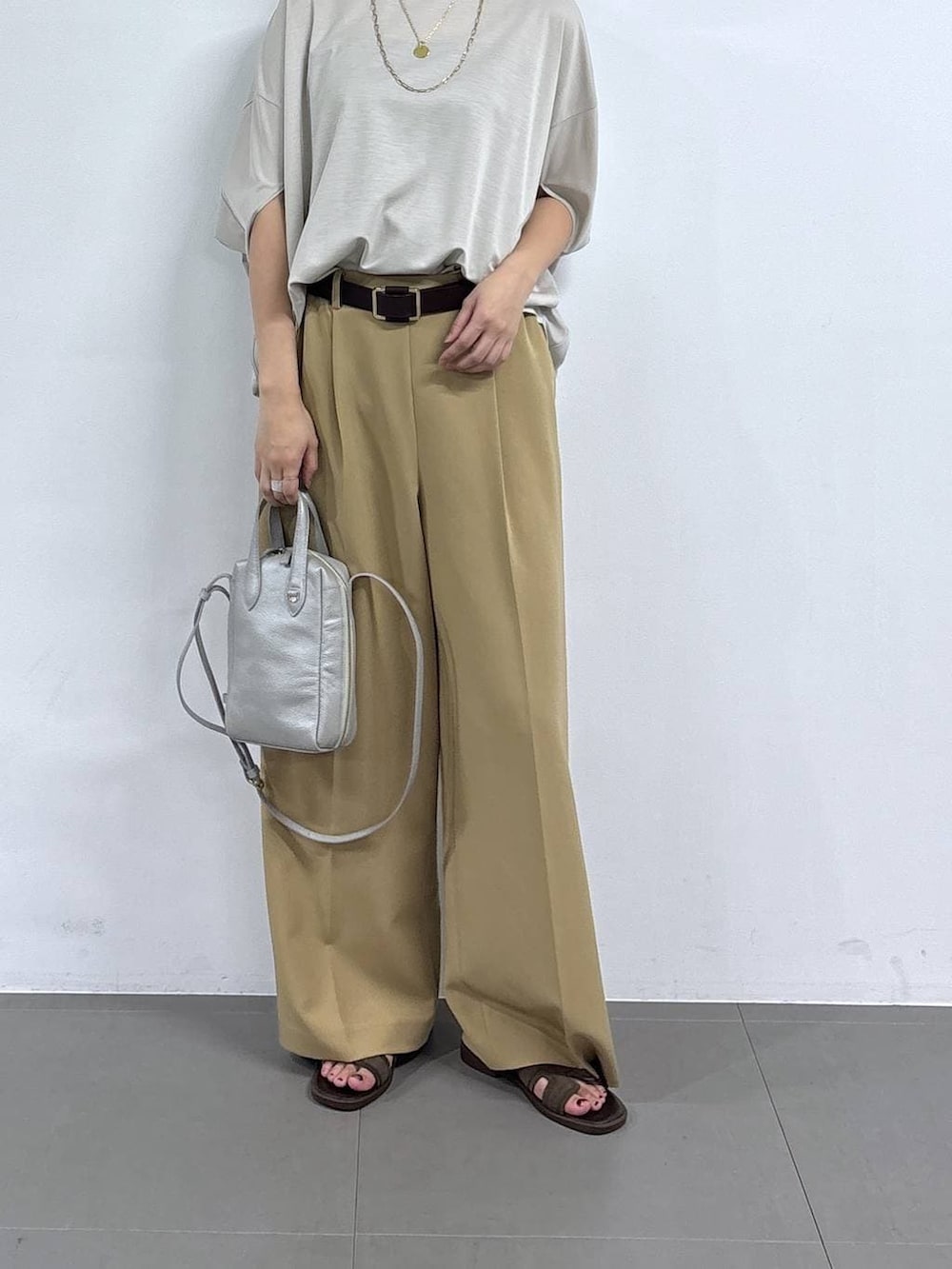 グレー系のTシャツ/カットソー、シルバー系のショルダーバッグ、イエロー系のその他パンツを着用したレディースの春コーディネートの3枚目の写真