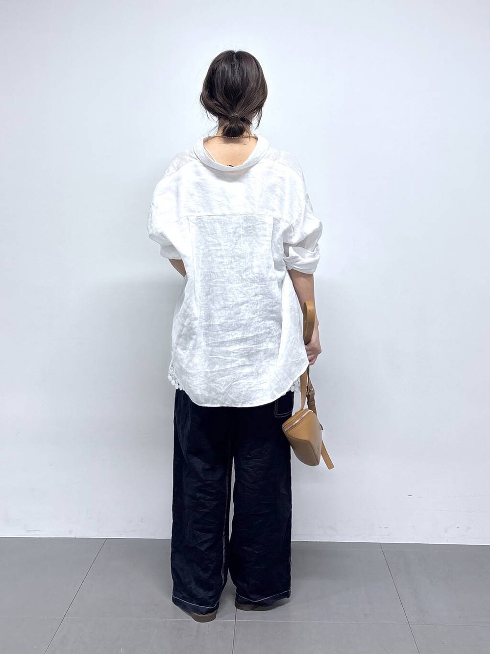 ホワイト系のシャツ/ブラウス、ブルー系のその他パンツ、ブラウン系のショルダーバッグを着用したレディースの春コーディネートの4枚目の写真