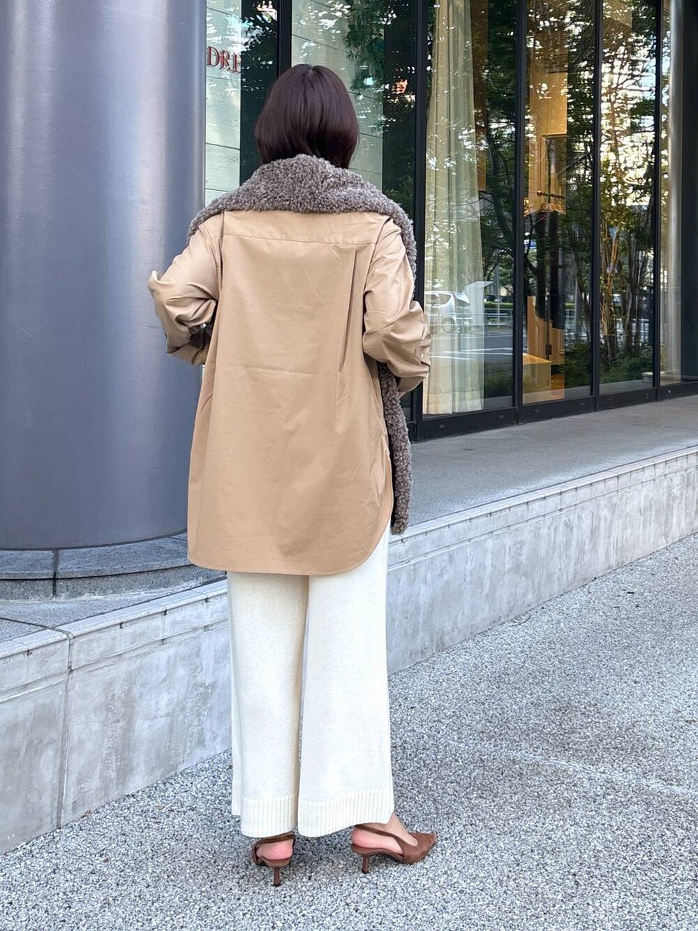 ベージュ系のシャツ/ブラウス、ブラウン系のパンプス、ホワイト系のその他パンツを着用したレディースの秋コーディネートの6枚目の写真