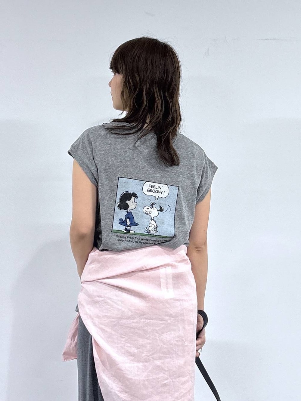 ブラック系のショルダーバッグ、ピンク系のシャツ/ブラウス、ブラック系のサンダルを着用したレディースの春コーディネートの2枚目の写真