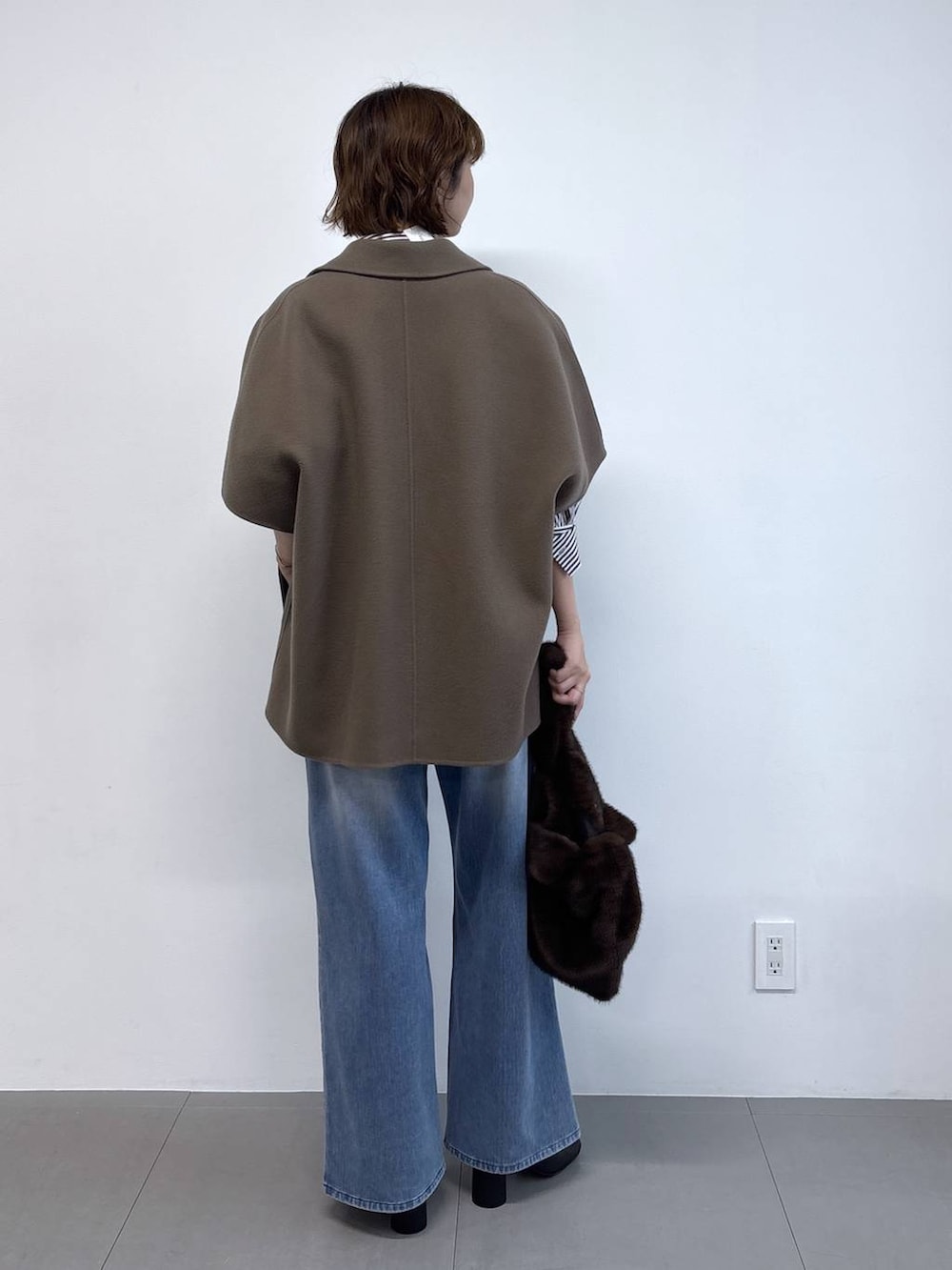 ベージュ系のシャツ/ブラウス、ベージュ系のその他アウター、ブルー系のデニムパンツを着用したレディースの秋コーディネートの3枚目の写真