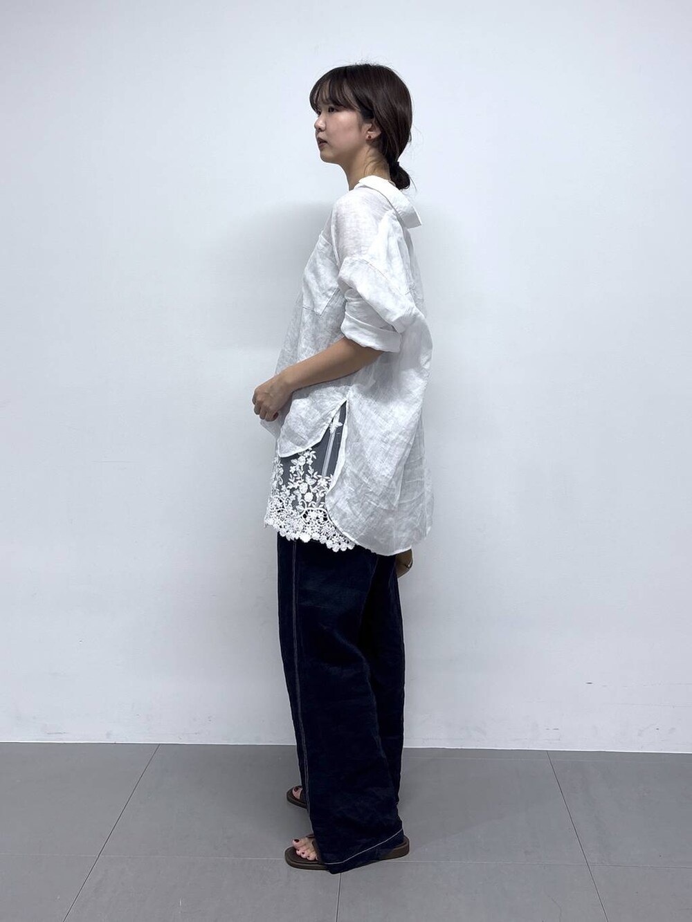 ホワイト系のシャツ/ブラウス、ブルー系のその他パンツ、ブラウン系のショルダーバッグを着用したレディースの春コーディネートの3枚目の写真