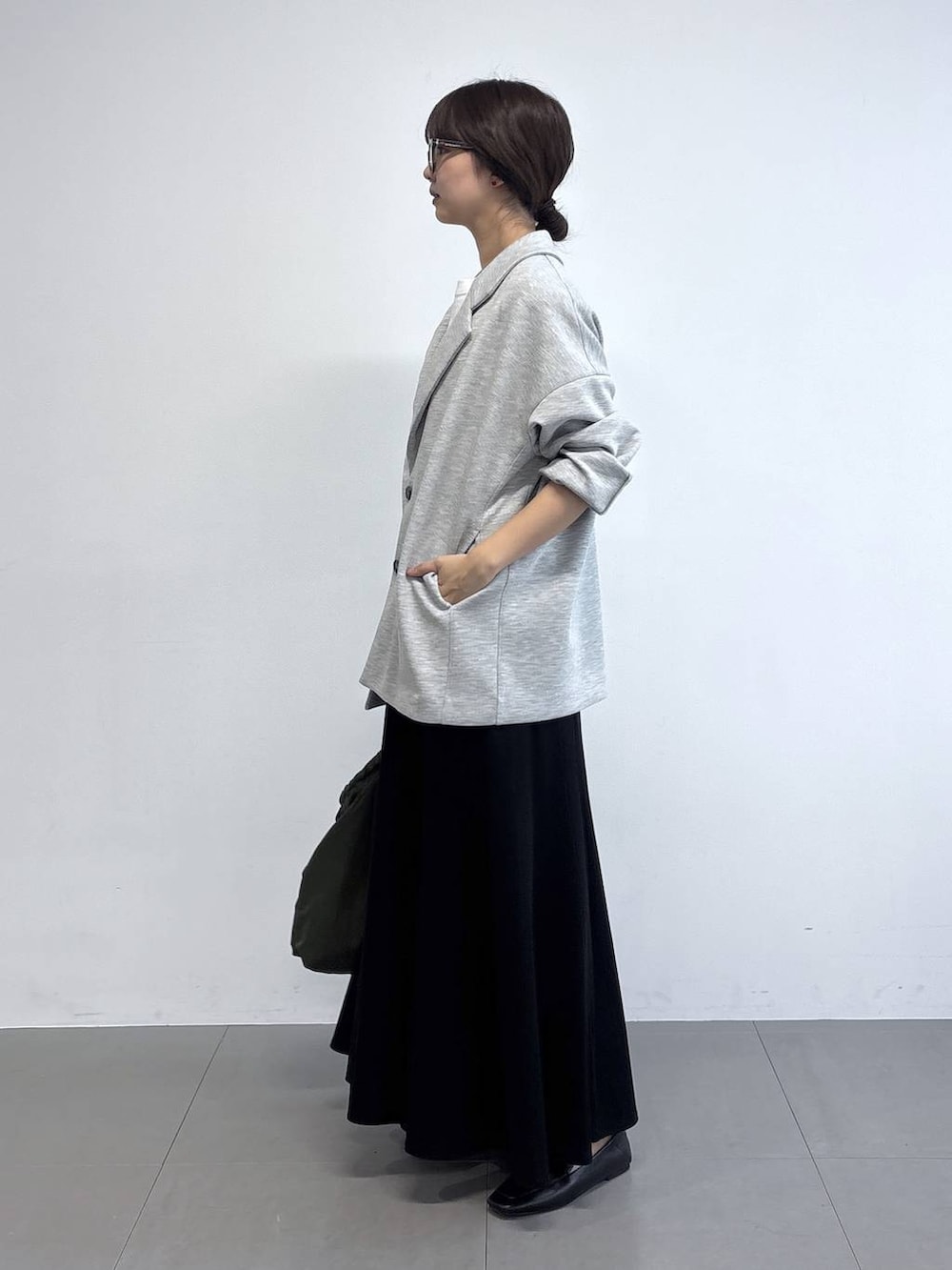 ホワイト系のTシャツ/カットソー、ブラック系のローファー、グレー系のテーラードジャケットを着用したレディースの春コーディネートの3枚目の写真