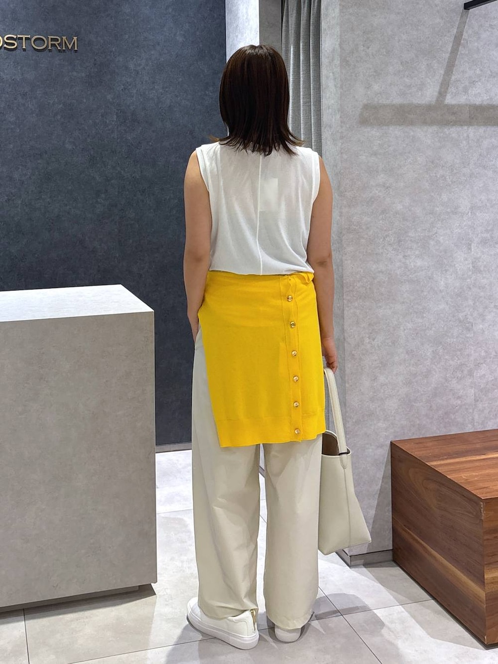 ホワイト系のスニーカー、ホワイト系のその他パンツ、イエロー系のカーディガン/ボレロを着用したレディースの夏コーディネートの5枚目の写真