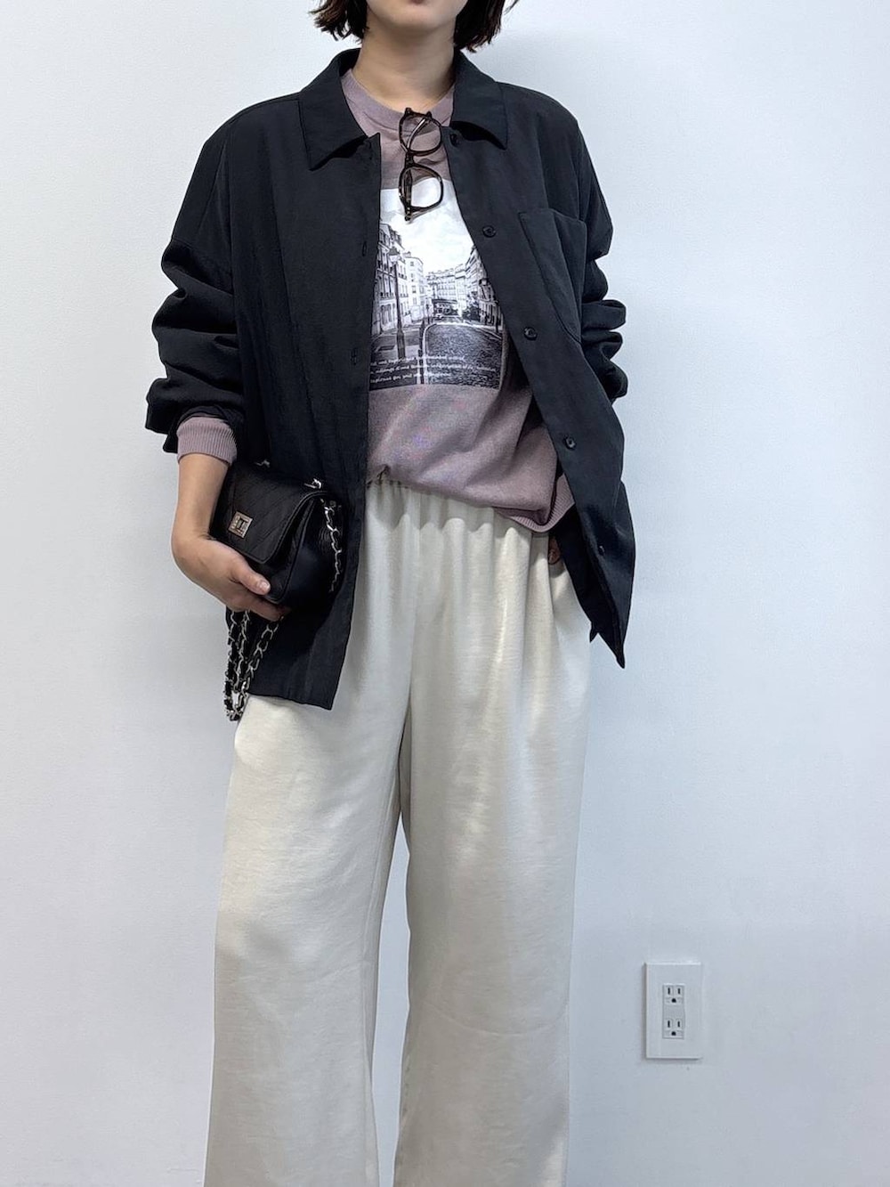 ピンク系のニット/セーター、ブラック系のハンドバッグ、ブラック系のブルゾンを着用したレディースの秋コーディネートの2枚目の写真