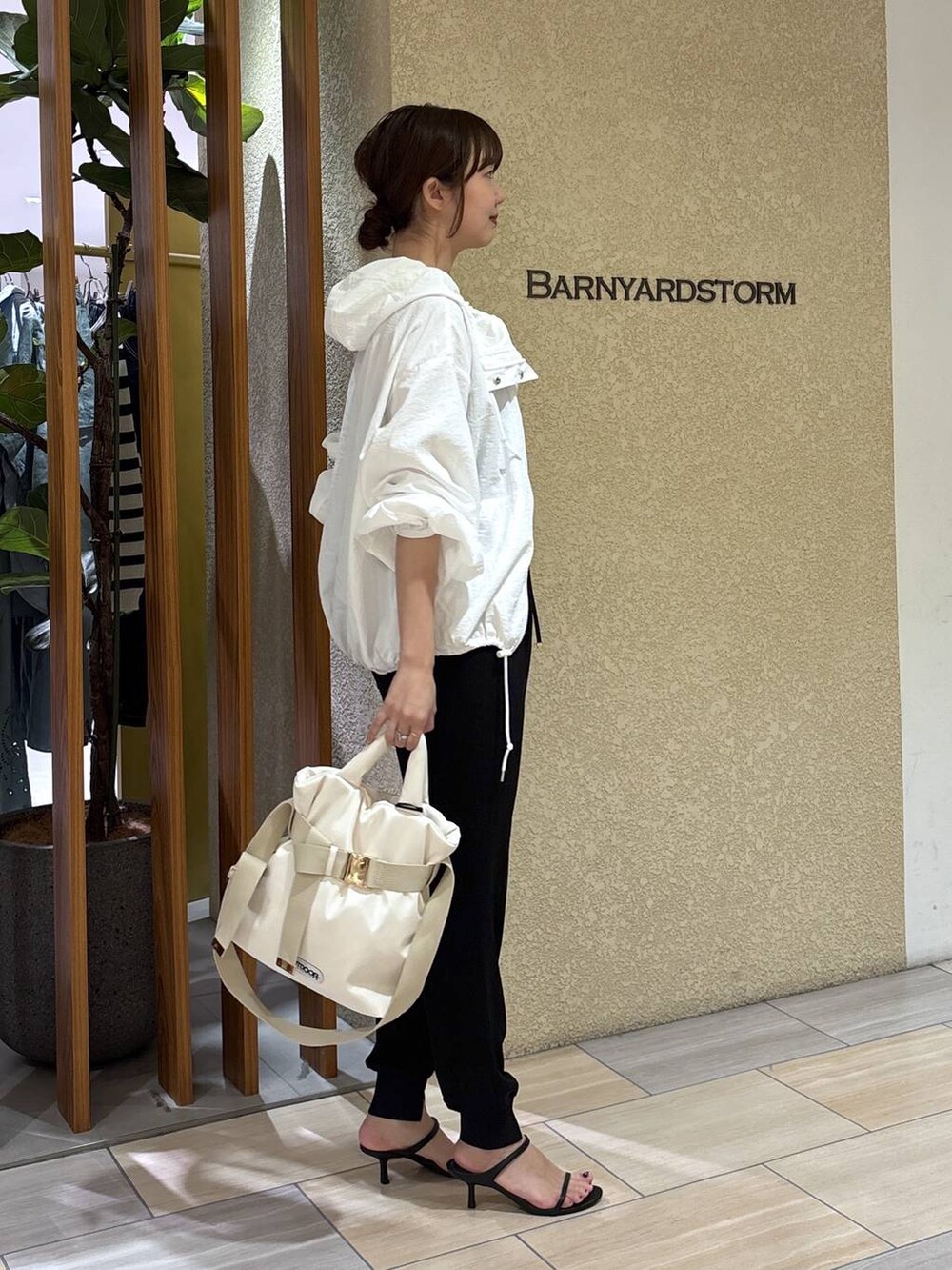 ホワイト系のブルゾン、ホワイト系のトートバッグ、ブラック系のその他パンツを着用したレディースの春コーディネートの3枚目の写真