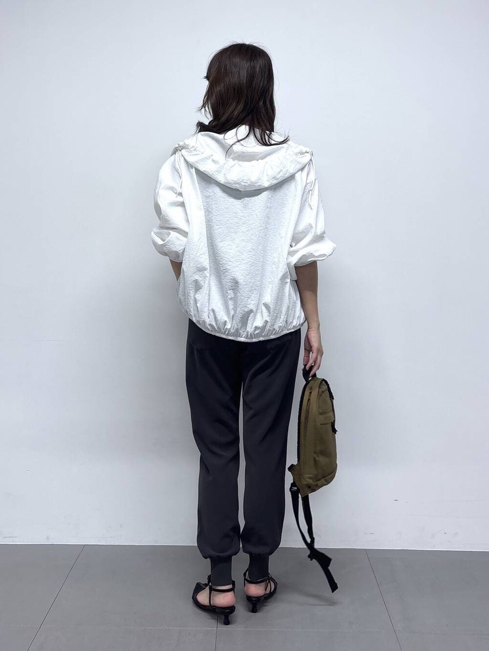 ホワイト系のブルゾン、ブラック系のパンプス、グレー系のその他パンツを着用したレディースの春コーディネートの5枚目の写真