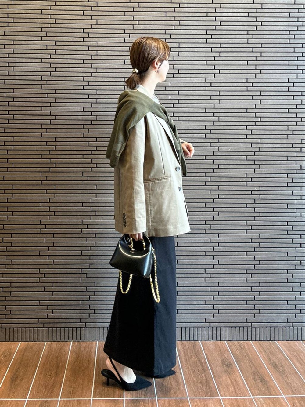 ブラック系のショルダーバッグ、ホワイト系のTシャツ/カットソー、ブラック系のスカートを着用したレディースの夏コーディネートの3枚目の写真