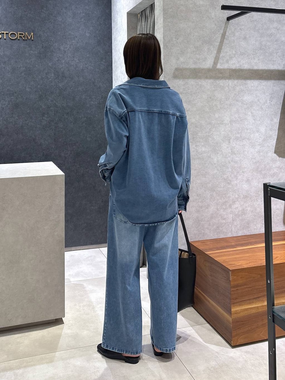 ブルー系のシャツ/ブラウス、ブルー系のデニムパンツ、ブラック系のローファーを着用したレディースの春コーディネートの5枚目の写真