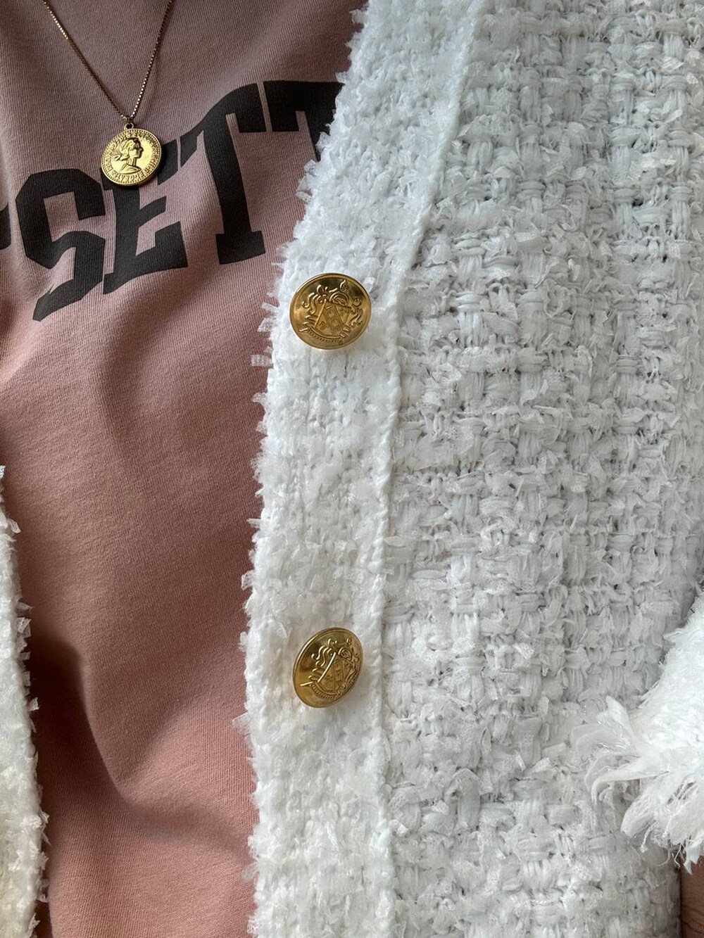 ブラック系のデニムパンツ、ブラック系のブーツ、ブラック系のトートバッグを着用したレディースの秋コーディネートの3枚目の写真