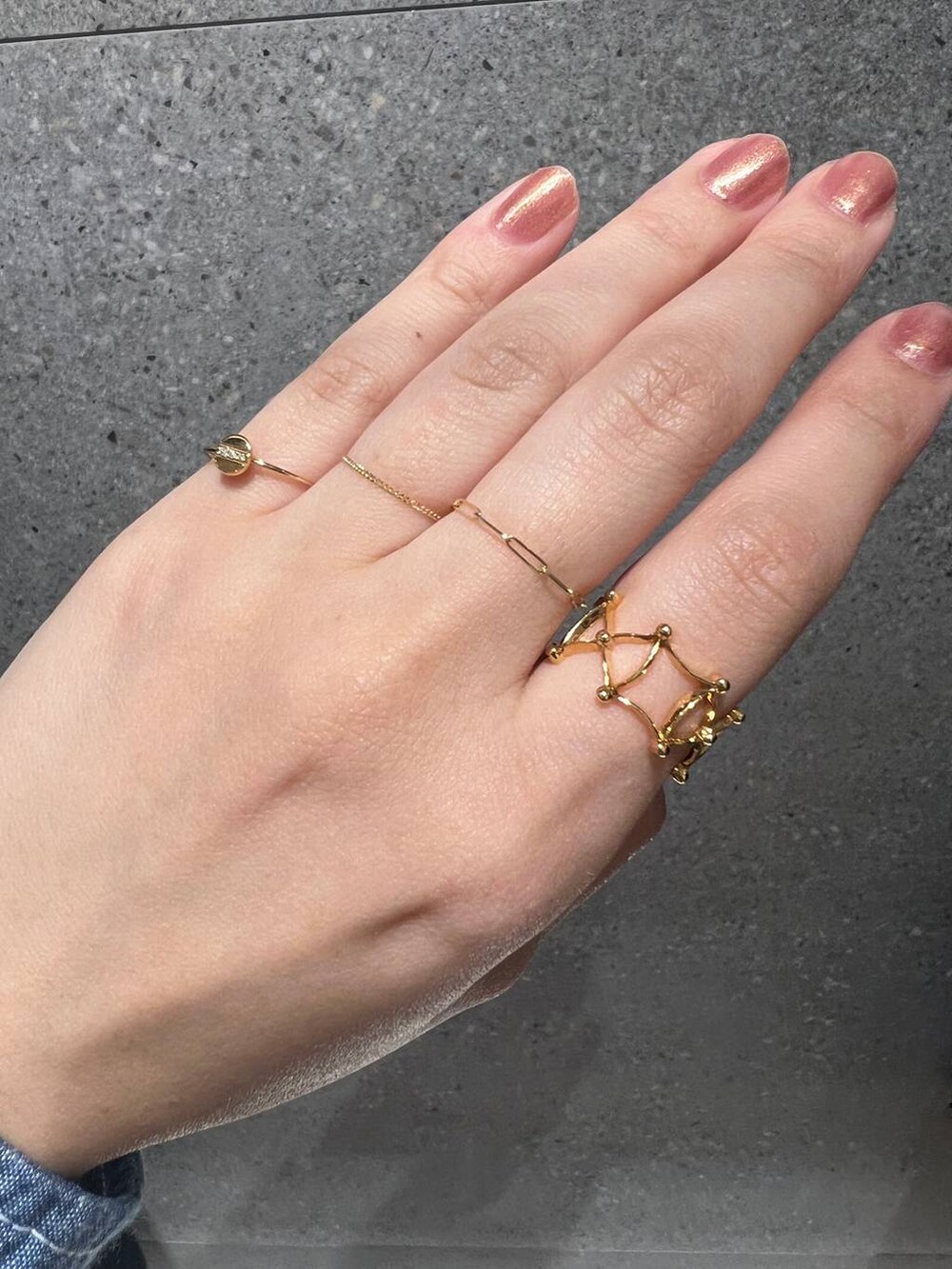 ゴールド系のリング、ゴールド系のリング、ゴールド系のリングを着用したレディースの冬コーディネートの3枚目の写真