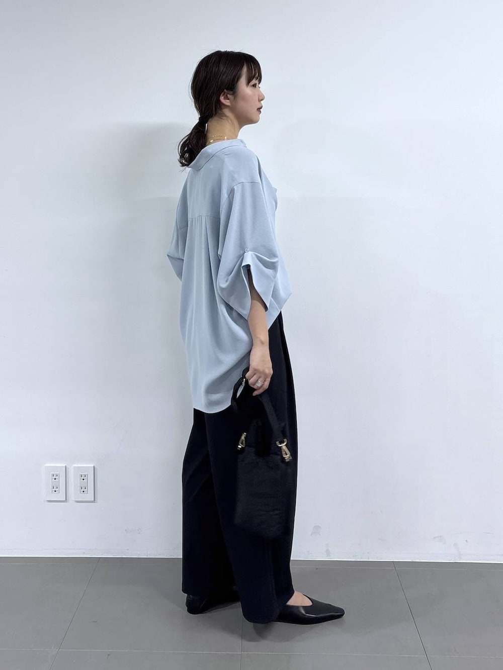 ブルー系のシャツ/ブラウス、ブラック系のその他パンツを着用したレディースの春コーディネートの6枚目の写真