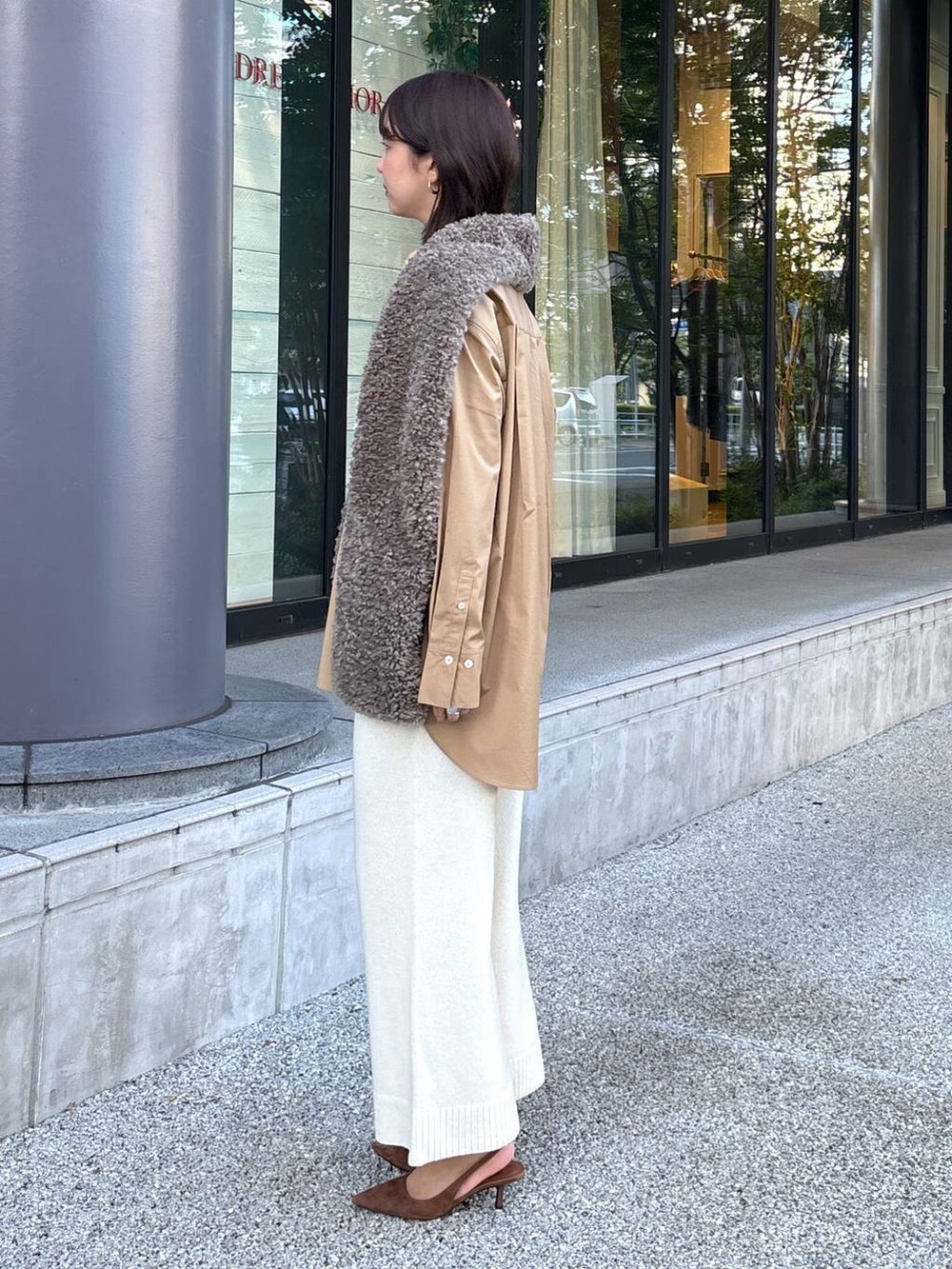 ベージュ系のシャツ/ブラウス、ブラウン系のパンプス、ホワイト系のその他パンツを着用したレディースの秋コーディネートの4枚目の写真