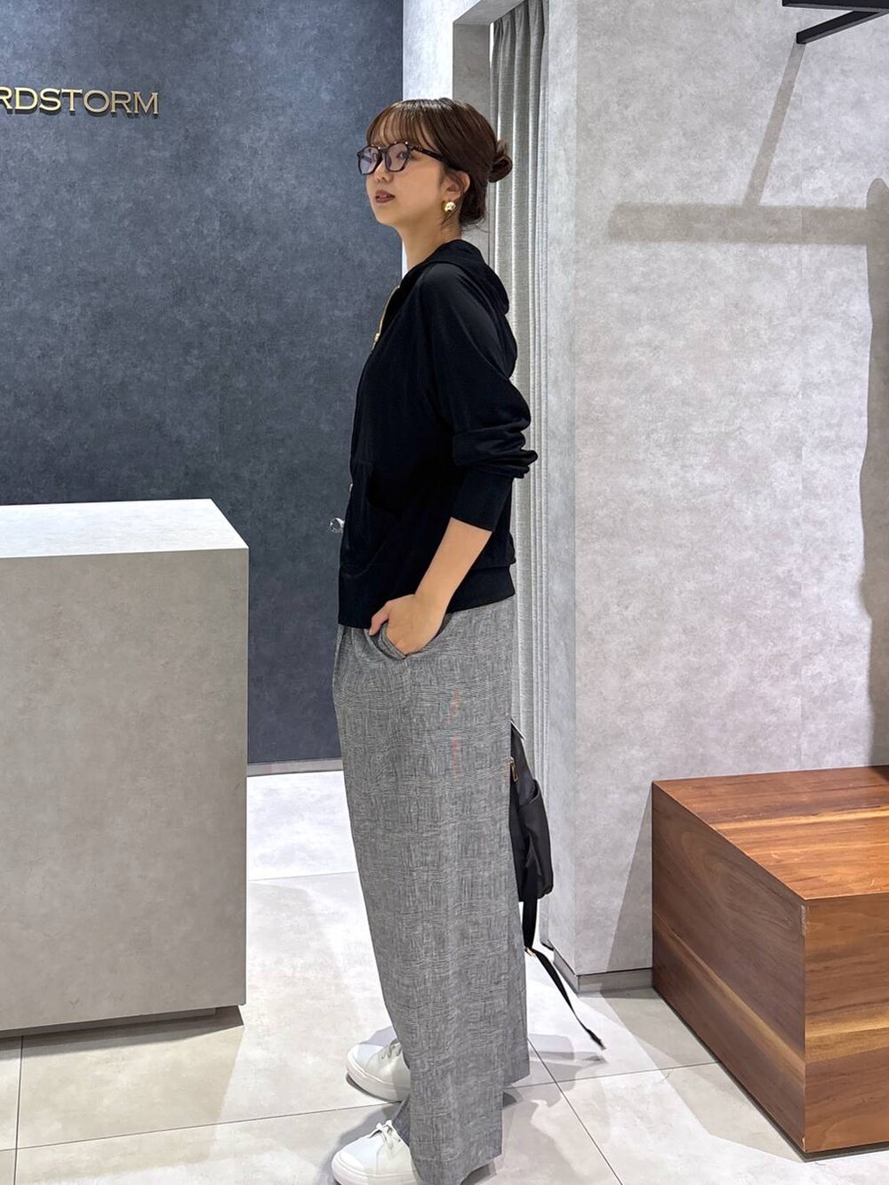 グレー系のバックパック/リュック、ホワイト系のスニーカー、グレー系のその他パンツを着用したレディースの夏コーディネートの2枚目の写真