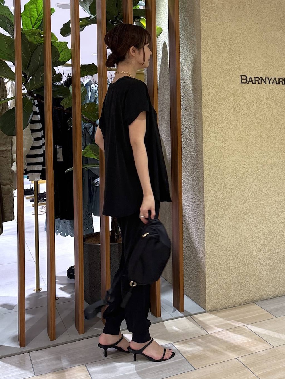 ホワイト系のシャツ/ブラウス、ブラック系のボディバッグ/ウエストポーチ、ブラック系のその他パンツを着用したレディースの春コーディネートの5枚目の写真