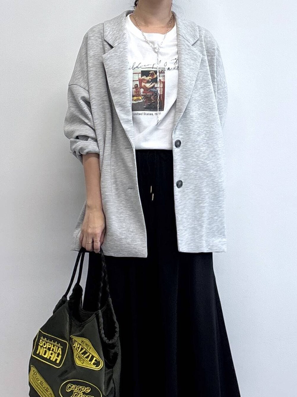 ホワイト系のTシャツ/カットソー、ブラック系のローファー、グレー系のテーラードジャケットを着用したレディースの春コーディネートの2枚目の写真