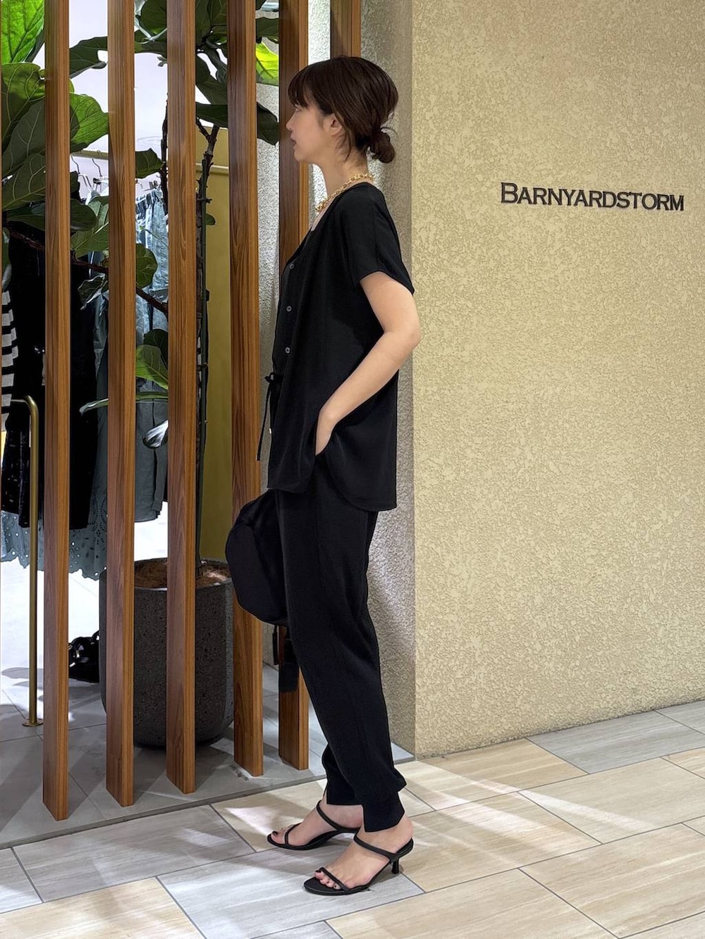 ホワイト系のシャツ/ブラウス、ブラック系のボディバッグ/ウエストポーチ、ブラック系のその他パンツを着用したレディースの春コーディネートの3枚目の写真