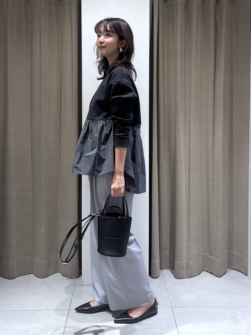 グレー系のその他パンツ、ブラック系のハンドバッグ、グレー系のTシャツ/カットソーを着用したレディースの冬コーディネートの5枚目の写真