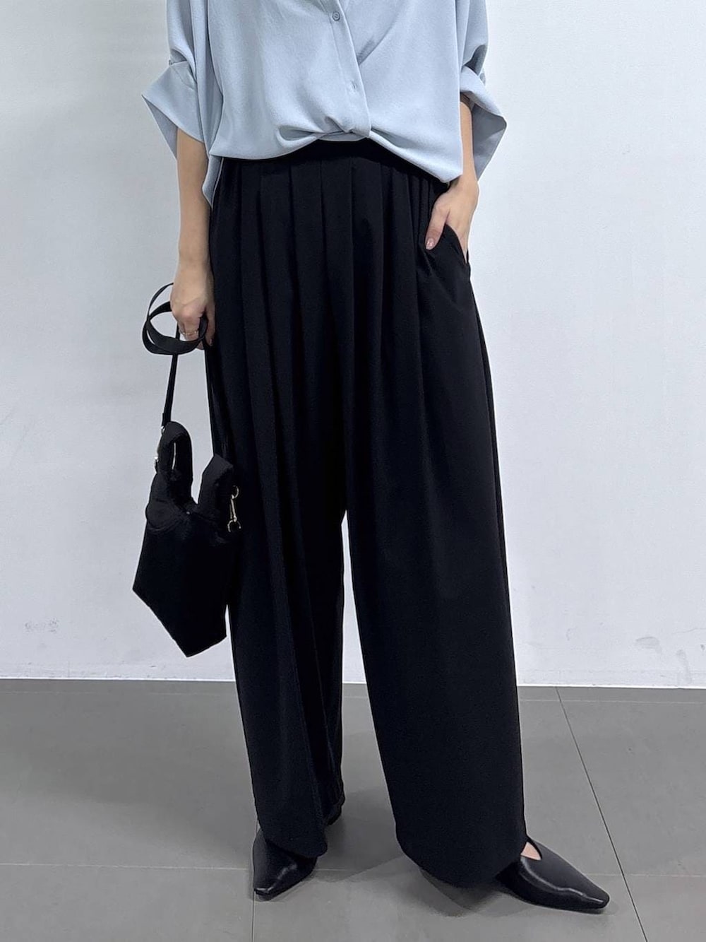 ブルー系のシャツ/ブラウス、ブラック系のその他パンツを着用したレディースの春コーディネートの5枚目の写真