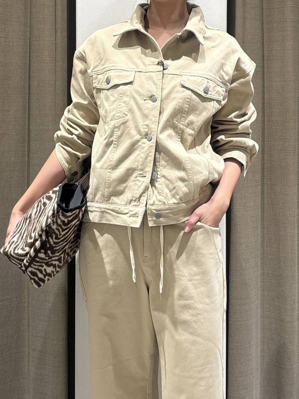 その他のトートバッグ、ベージュ系のデニムパンツ、ベージュ系のデニムジャケットを着用したレディースの冬コーディネートの4枚目の写真