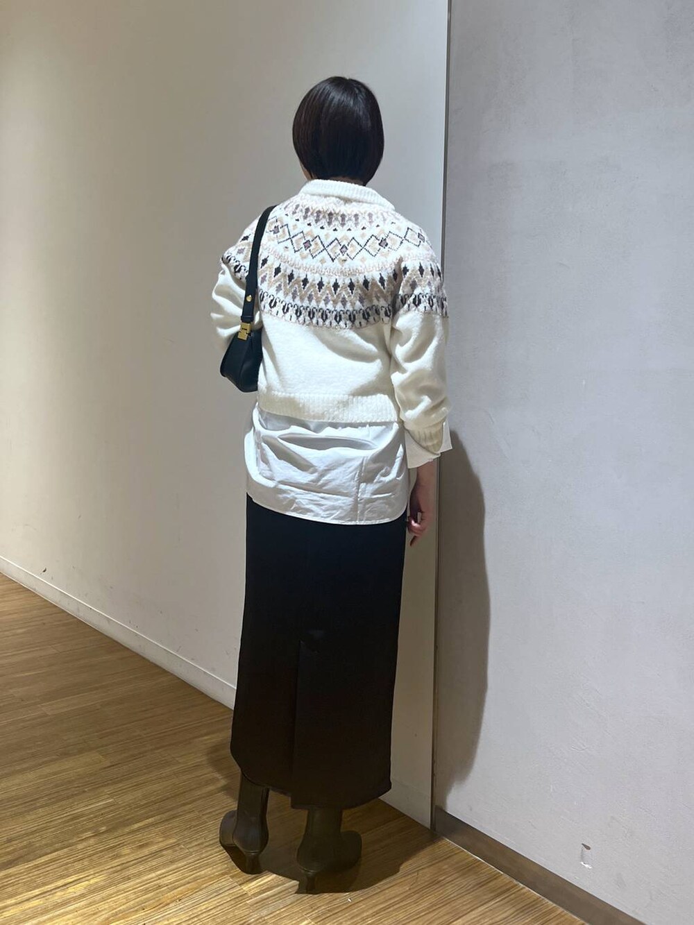 ブラック系のブーツ、ブラック系のショルダーバッグ、ホワイト系のシャツ/ブラウスを着用したレディースの秋コーディネートの5枚目の写真