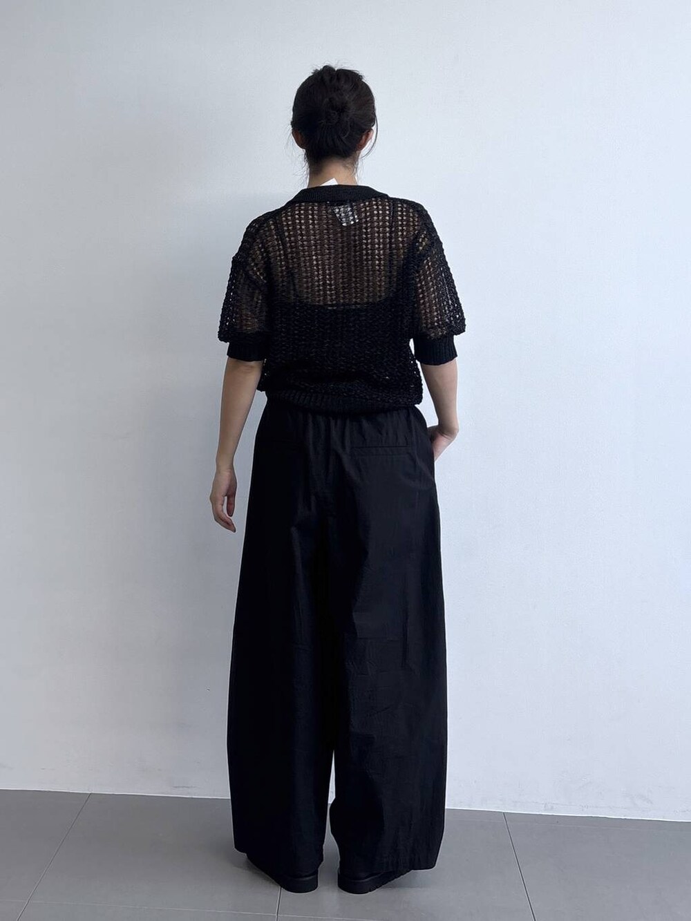 ブラック系のその他パンツ、ブラック系のニット/セーター、ブラック系のショルダーバッグを着用したレディースの冬コーディネートの4枚目の写真