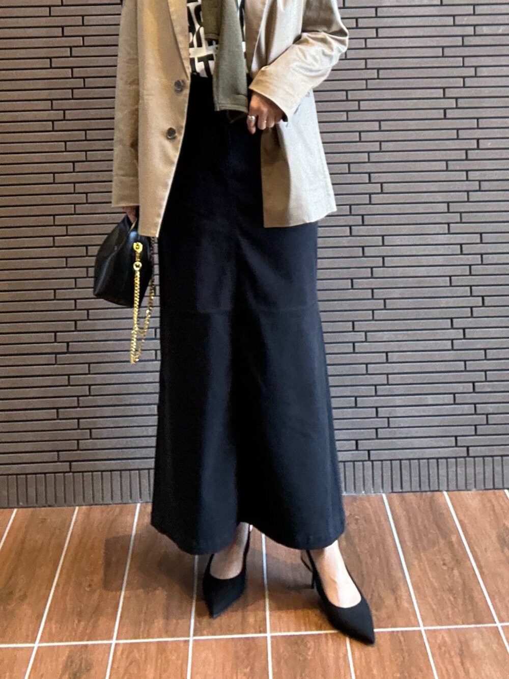 ブラック系のショルダーバッグ、ホワイト系のTシャツ/カットソー、ブラック系のスカートを着用したレディースの夏コーディネートの4枚目の写真